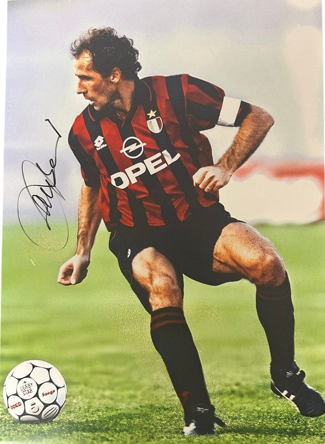 Fotografia autografata Franco Baresi – azione di gioco AC Milan con fascia da capitano – maglia sponsor Opel – autografo pennarello nero – 42x29,6 cm