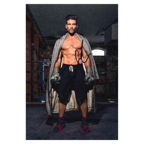 Fotografia autografata Frank Grillo in posa da pugile su sfondo bianco – attore Crossbones Marvel – autografo originale pennarello nero – cimelio cinema da collezione