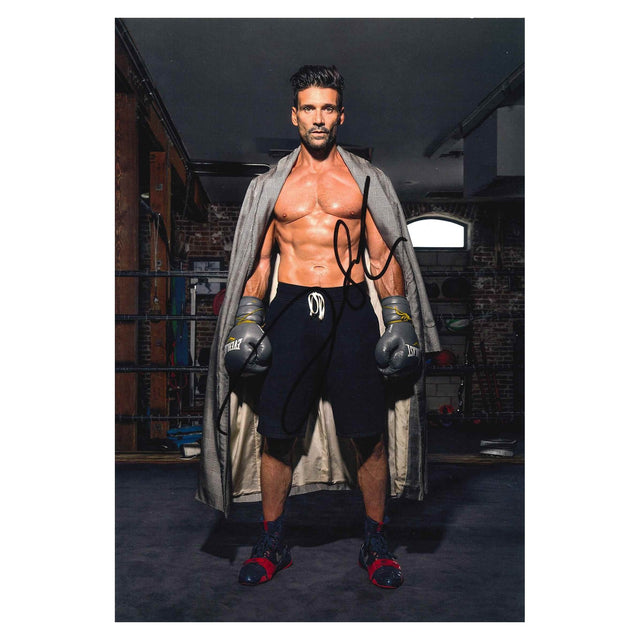 Fotografia autografata Frank Grillo in posa da pugile su sfondo bianco – attore Crossbones Marvel – autografo originale pennarello nero – cimelio cinema da collezione