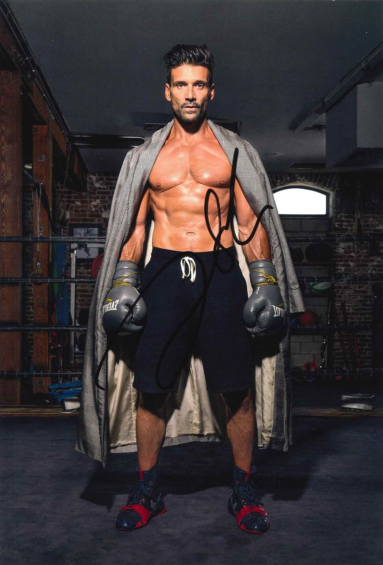 Fotografia autografata Frank Grillo attore in posa da pugile – guantoni Everlast palestra boxe – autografo originale pennarello nero – condizioni Excellent