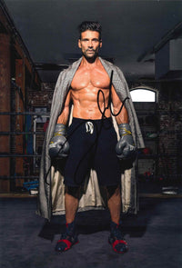 Fotografia autografata Frank Grillo attore in posa da pugile – guantoni Everlast palestra boxe – autografo originale pennarello nero – condizioni Excellent