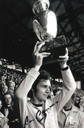 Fotografia autografata Franz Beckenbauer Der Kaiser Bayern Monaco solleva la Coppa dei Campioni anni Settanta tuta bianca Adidas bianco e nero – autografo pennarello blu – 15,5x10 cm