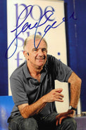 Fotografia autografata Gene Gnocchi sul palco evento – autografo blu originale – MTM Memorabilia
