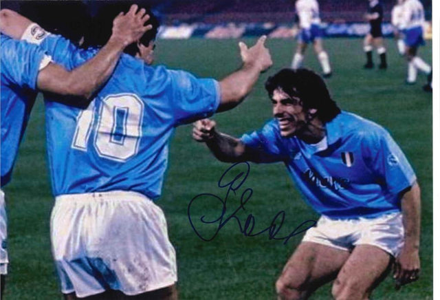 Fotografia autografata Gianfranco Zola maglia Napoli 1990-91 – esultanza con Diego Maradona – autografo originale pennarello blu – 30,5x20 cm