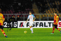 Fotografia autografata Giovanni Di Lorenzo azione in campo maglia Napoli Away bianca sponsor Lete MSC numero 22 avversari Lecce giallorossi pallone Puma giallo stadio Via del Mare – autografo originale pennarello nero lato sinistro – 15x10 cm – condizioni Excellent