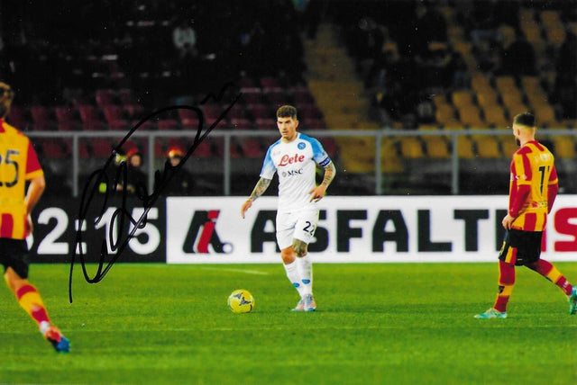 Fotografia autografata Giovanni Di Lorenzo azione in campo maglia Napoli Away bianca sponsor Lete MSC numero 22 avversari Lecce giallorossi pallone Puma giallo stadio Via del Mare – autografo originale pennarello nero lato sinistro – 15x10 cm – condizioni Excellent