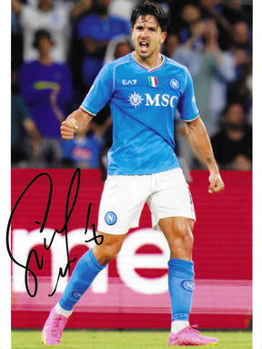 Fotografia autografata Giovanni Simeone esultanza pugni chiusi urlo maglia Napoli Home celeste EA7 sponsor MSC scudetto tricolore numero 18 pantaloncini bianchi scarpini rosa fluo – autografo originale pennarello nero con numero 18 in basso a sinistra – 20x15 cm – condizioni Excellent