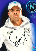 Fotografia autografata Giovanni Simeone El Cholito Napoli cartolina ufficiale felpa EA7 bianca cappello Campioni d'Italia 22/23 tricolore logo SSC Napoli – autografo pennarello nero – 17,8x12,5 cm