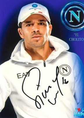 Fotografia autografata Giovanni Simeone El Cholito Napoli cartolina ufficiale felpa EA7 bianca cappello Campioni d'Italia 22/23 tricolore logo SSC Napoli – autografo pennarello nero – 17,8x12,5 cm