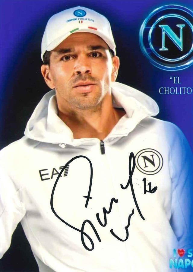 Fotografia autografata Giovanni Simeone El Cholito Napoli cartolina ufficiale felpa EA7 bianca cappello Campioni d'Italia 22/23 tricolore logo SSC Napoli – autografo pennarello nero – 17,8x12,5 cm
