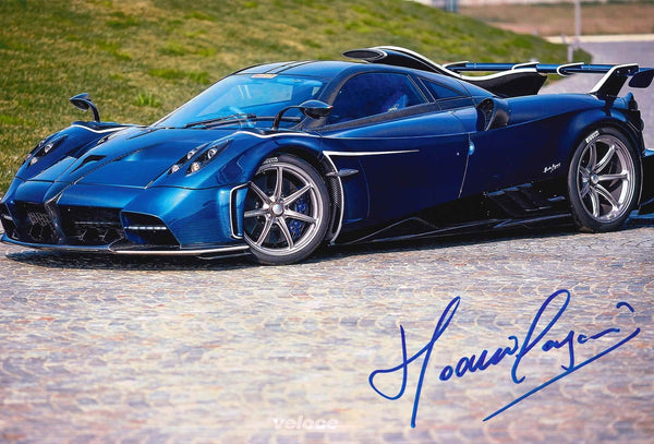 Fotografia Autografata Horacio Pagani – Pagani Huayra Blu Carbonio – 30,5x20 cm – COA Incluso