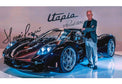 Fotografia autografata Horacio Pagani fondatore Pagani Automobili accanto Utopia Roadster hypercar V12 carbonio nera presentazione Modena scritta stilizzata Utopia Roadster sfondo – autografo originale pennarello nero – 30x20 cm