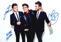 Fotografia con tre autografi Il Volo – trio Barone Boschetto Ginoble in completo scuro su fondo chiaro – tre autografi originali pennarello blu – condizioni Excellent