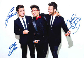 Fotografia con tre autografi Il Volo – trio Barone Boschetto Ginoble in completo scuro su fondo chiaro – tre autografi originali pennarello blu – condizioni Excellent
