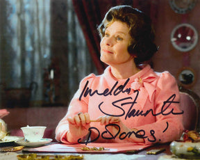 Fotografia autografata Imelda Staunton come Dolores Umbridge in Harry Potter – completo rosa – firma con nome del personaggio a pennarello nero – condizioni Excellent