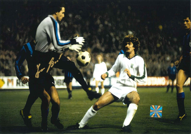 Fotografia autografata Ivano Bordon portiere Inter anni '80 in parata divisa grigia azzurra pantaloncini neri partita coppa europea pubblicità Recordi bollino Witnessed AA21505 – autografo pennarello dorato – 29x21 cm