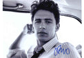 Fotografia autografata James Franco ritratto editoriale bianco e nero seduto in automobile capelli scuri scompigliati camicia righe cravatta allentata – autografo originale pennarello blu – 29x20 cm