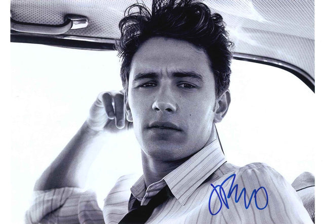 Fotografia autografata James Franco ritratto editoriale bianco e nero seduto in automobile capelli scuri scompigliati camicia righe cravatta allentata – autografo originale pennarello blu – 29x20 cm