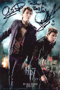 Locandina autografata James e Oliver Phelps – Fred e George Weasley in Harry Potter and the Deathly Hallows Part 2 – doppio autografo originale pennarello nero con dedica personalizzata Best Wishes – formato 15,2x10,1 cm – COA incluso