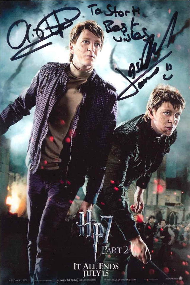 Locandina autografata James e Oliver Phelps – Fred e George Weasley in Harry Potter and the Deathly Hallows Part 2 – doppio autografo originale pennarello nero con dedica personalizzata Best Wishes – formato 15,2x10,1 cm – COA incluso