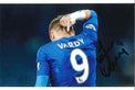 Fotografia autografata Jamie Vardy di spalle maglia Leicester City Home 2015/16 Puma azzurra numero 9 dorato King Power patch Barclays Premier League stagione del titolo Foxes – autografo originale pennarello nero – 10x15 cm