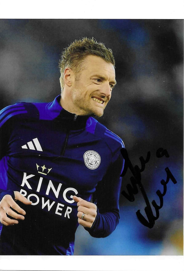 Fotografia autografata Jamie Vardy sorridente tuta riscaldamento Adidas Leicester City blu viola sponsor King Power stemma club – autografo originale pennarello nero con numero 9 in basso a destra – 15x10 cm – condizioni Excellent