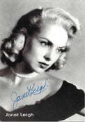 Cartolina ufficiale autografata Janet Leigh ritratto bianco e nero anni 50 capelli biondi onde collana perle abito scuro sguardo obliquo nome stampato in basso – firma originale inchiostro blu corsiva elegante Janet Leigh – 14,8x10,4 cm – condizioni Excellent