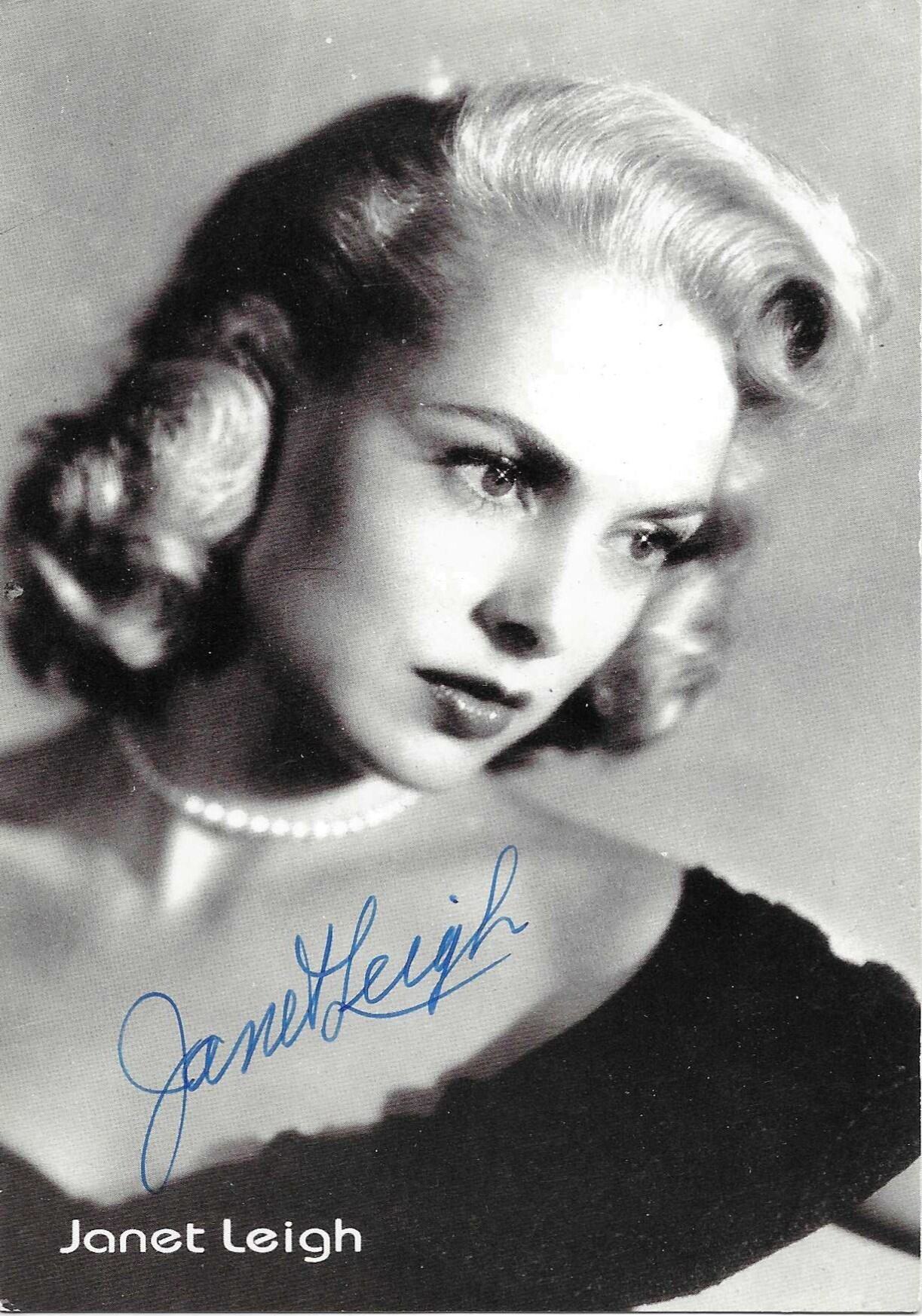Cartolina ufficiale autografata Janet Leigh ritratto bianco e nero anni 50 capelli biondi onde collana perle abito scuro sguardo obliquo nome stampato in basso – firma originale inchiostro blu corsiva elegante Janet Leigh – 14,8x10,4 cm – condizioni Excellent