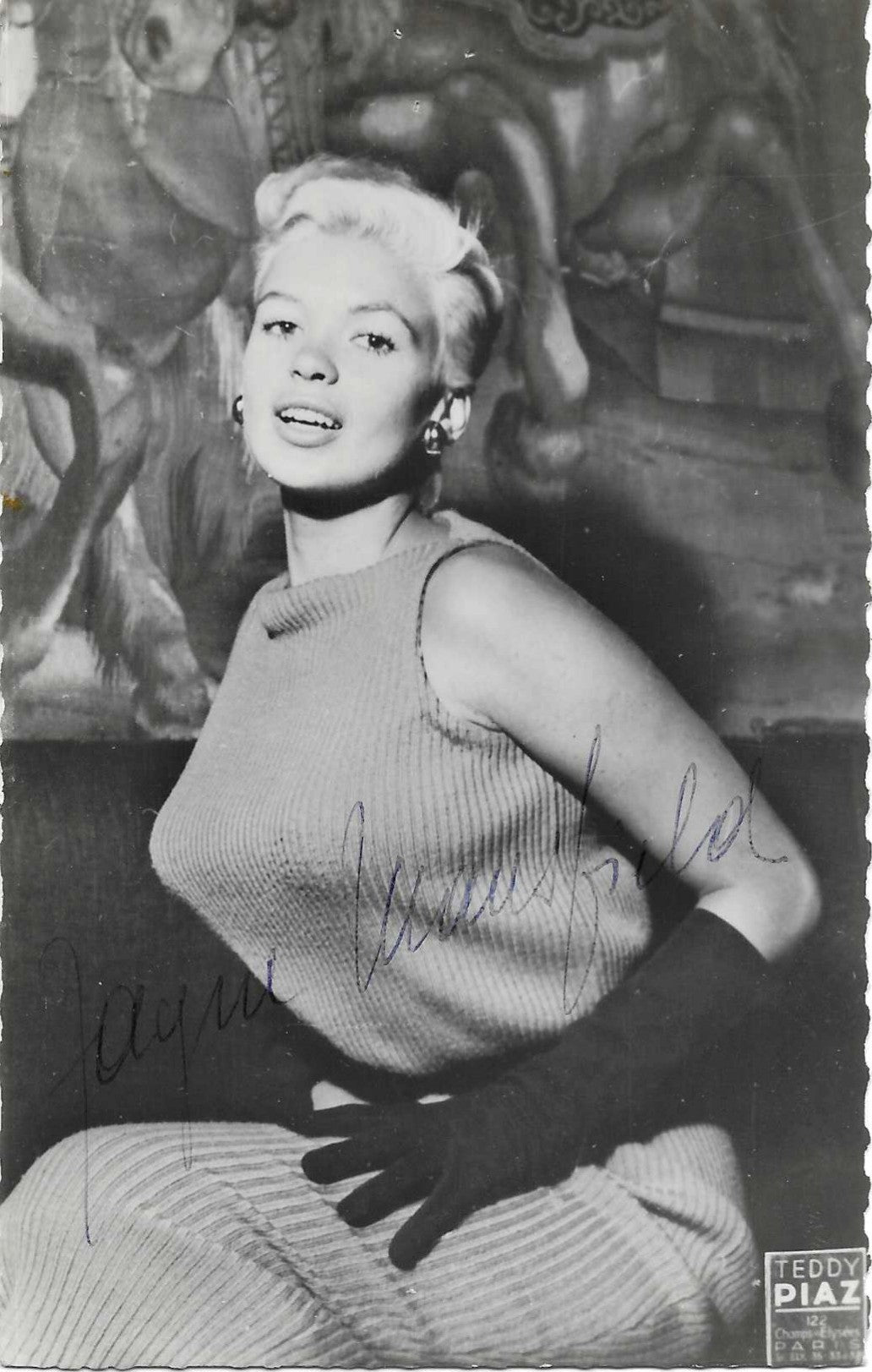 Fotografia autografata Jayne Mansfield ritratto bianco e nero press photo Teddy Piaz Champs-Élysées Paris anni 50 maglione coste senza maniche guanti neri bordi dentellati – autografo originale inchiostro blu al centro – 13,8x8,9 cm – condizioni Excellent