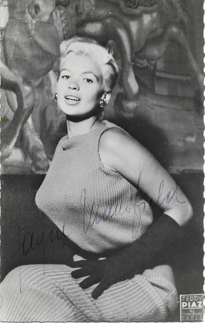 Fotografia autografata Jayne Mansfield ritratto bianco e nero press photo Teddy Piaz Champs-Élysées Paris anni 50 maglione coste senza maniche guanti neri bordi dentellati – autografo originale inchiostro blu al centro – 13,8x8,9 cm – condizioni Excellent