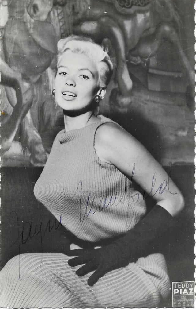 Fotografia autografata Jayne Mansfield ritratto bianco e nero press photo Teddy Piaz Champs-Élysées Paris anni 50 maglione coste senza maniche guanti neri bordi dentellati – autografo originale inchiostro blu al centro – 13,8x8,9 cm – condizioni Excellent