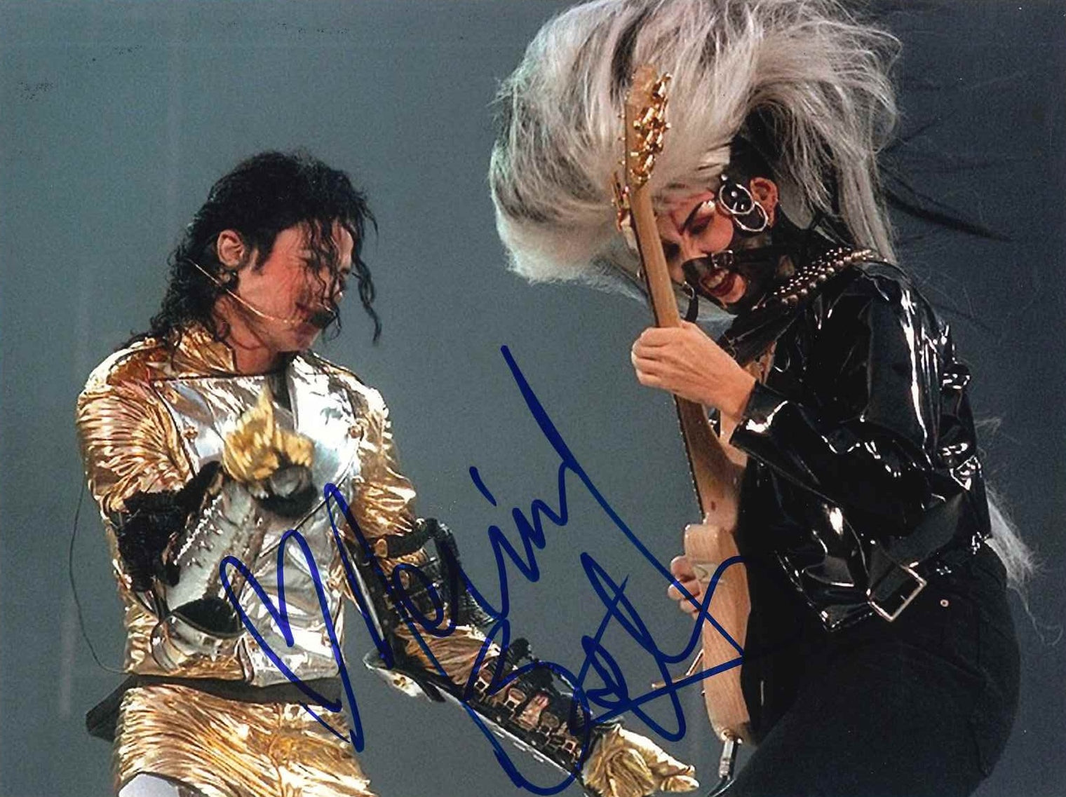 Fotografia autografata Jennifer Batten – chitarrista di Michael Jackson sul palco durante i tour mondiali – formato 20x15 cm – autografo originale pennarello blu – COA incluso