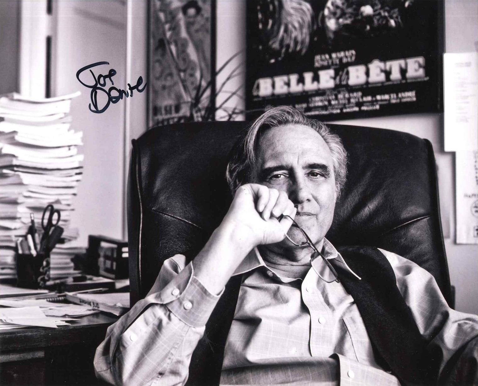 Fotografia autografata Joe Dante regista di Gremlins – ritratto vintage in studio poster Belle et la Bête – autografo originale pennarello nero – condizioni Excellent