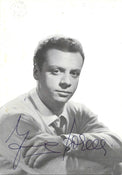 Fotografia autografata Johnny Dorelli ritratto bianco e nero press photo anni 60 giovane maglione chiaro cravatta sfondo chiaro – autografo originale inchiostro blu al centro – 15x10,5 cm – condizioni Excellent
