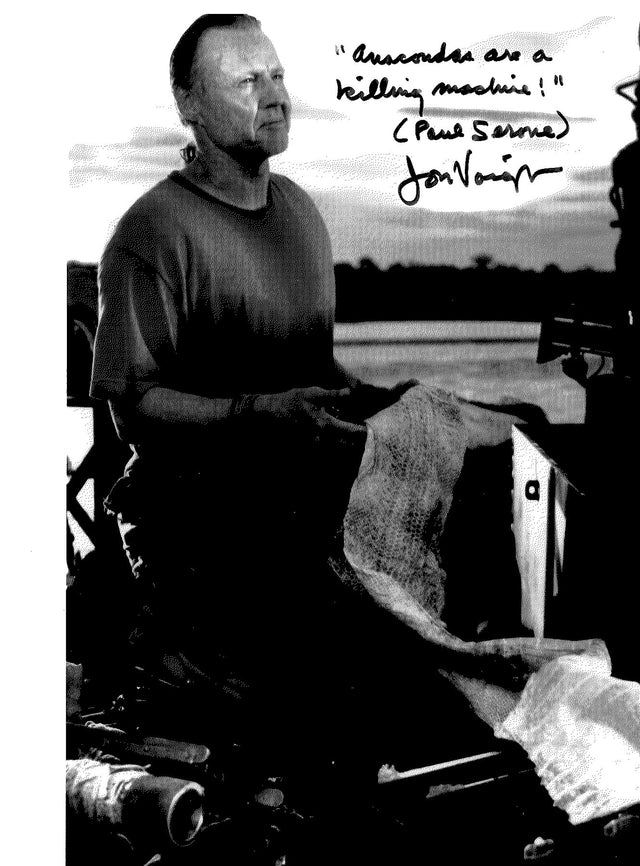 Fotografia autografata Jon Voight – Paul Serone in Anaconda 1997 sul Rio delle Amazzoni – fotografia bianco e nero – autografo pennarello nero con quote del film Anacondas are a killing machine nome personaggio Paul Serone e firma Jon Voight – formato 25,5x20 cm – COA incluso