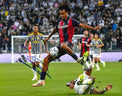 Fotografia autografata Joshua Zirkzee Bologna Home 2023/24 maglia Macron strisce rossoblù sponsor Saputo stacco aereo in azione contro la Juventus allo Stadium – autografo pennarello blu – 25x20 cm