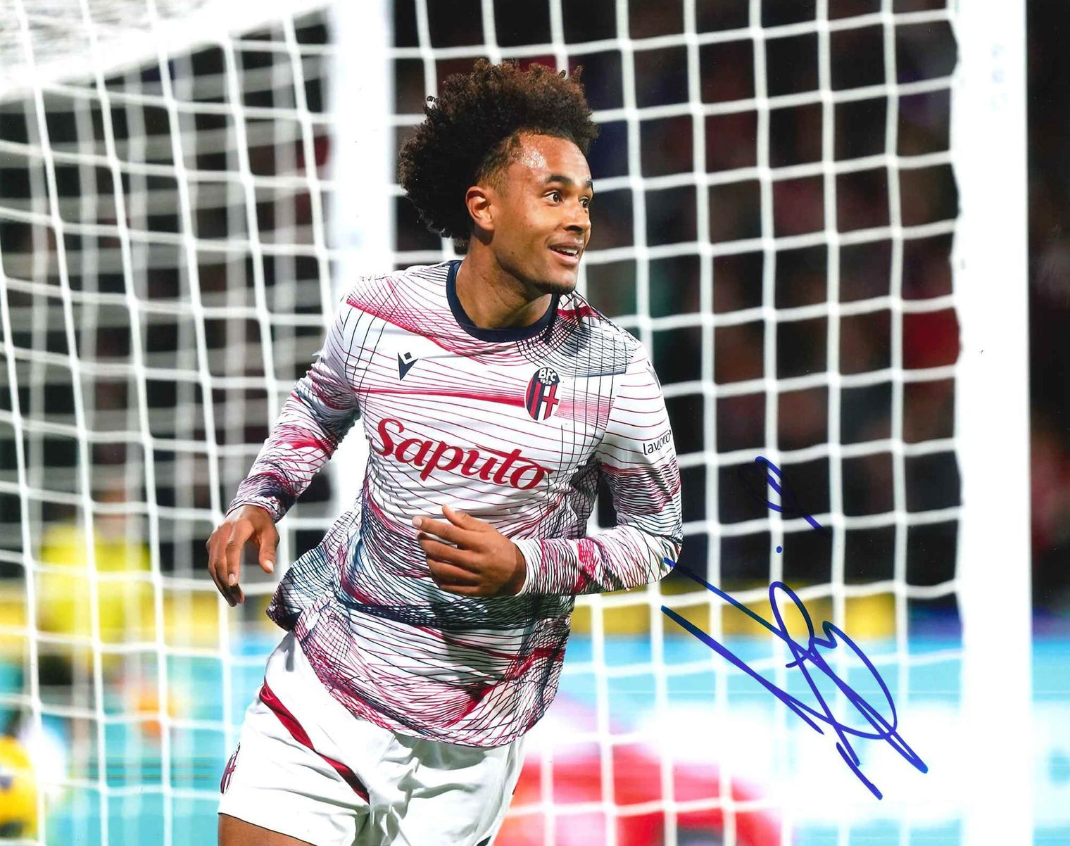 Fotografia autografata Joshua Zirkzee Bologna maglia away Macron Saputo – attaccante in campo – autografo originale pennarello blu – condizioni Excellent