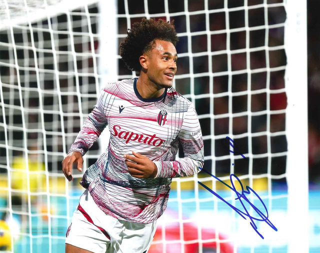 Fotografia autografata Joshua Zirkzee Bologna maglia away Macron Saputo – attaccante in campo – autografo originale pennarello blu – condizioni Excellent
