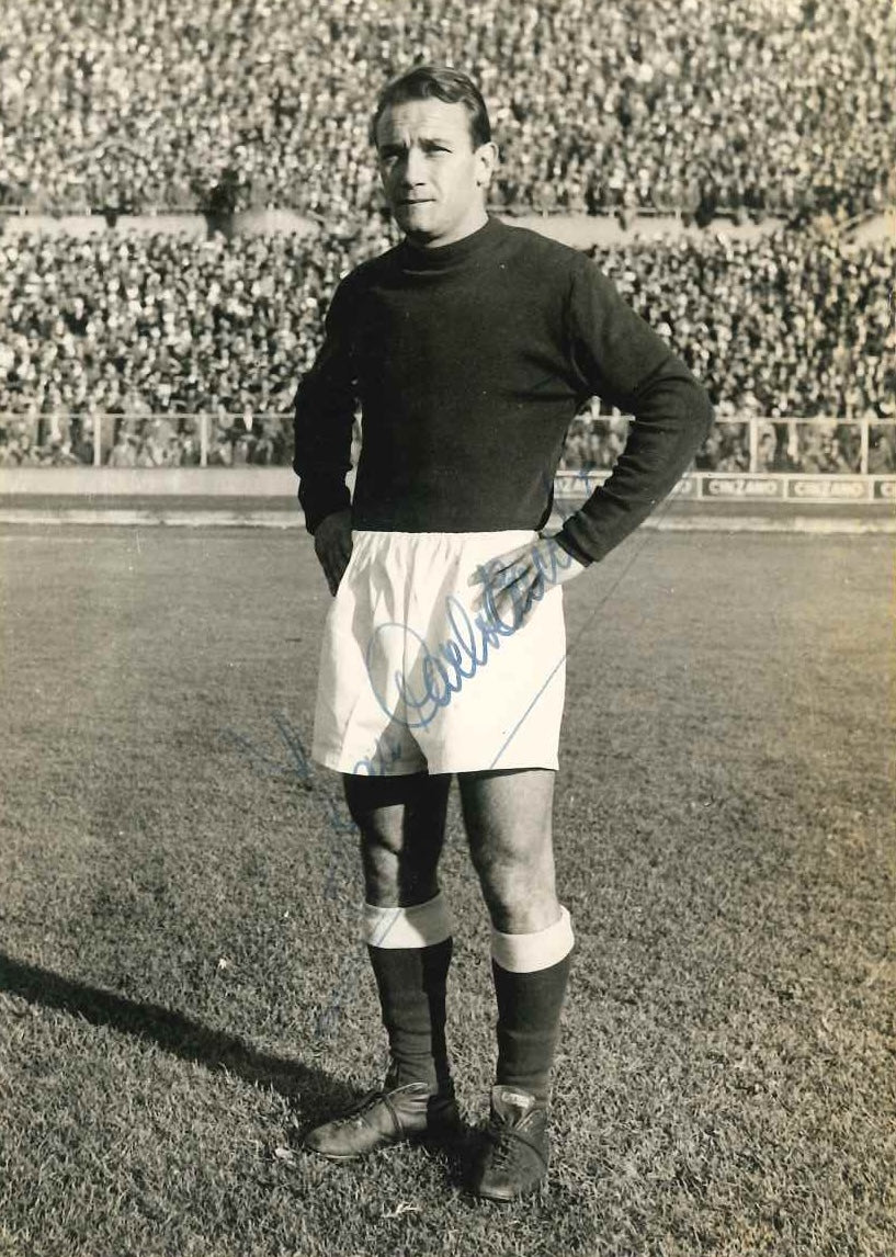Fotografia d epoca autografata Juan Carlos Tacchi Torino anni Cinquanta – ala argentina in posa a bordocampo – autografo originale penna blu – Excellent