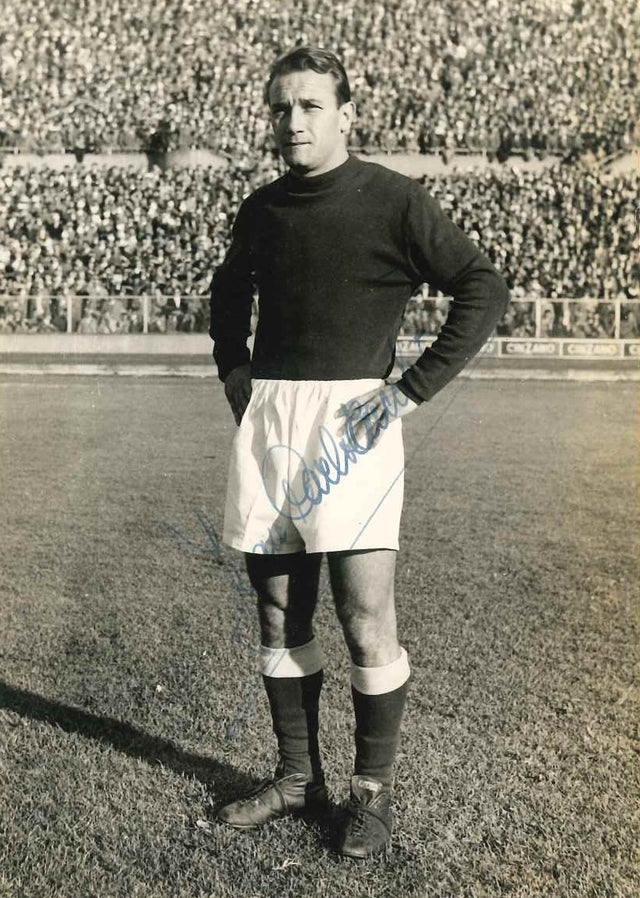 Fotografia d epoca autografata Juan Carlos Tacchi Torino anni Cinquanta – ala argentina in posa a bordocampo – autografo originale penna blu – Excellent