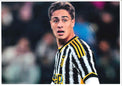 Fotografia autografata Kenan Yildiz Juventus Home 2023-24 – autografo originale nero – formato 29,5x20,6 cm – COA Associazione Autografia incluso