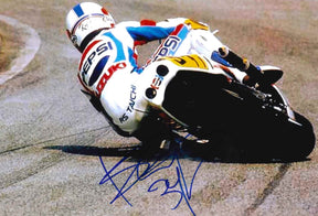 Fotografia autografata Kevin Schwantz su Suzuki Pepsi 500cc numero 34 – piega estrema in pista – autografo originale pennarello blu – condizioni Excellent
