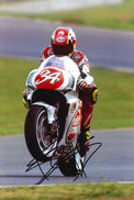 Fotografia autografata Kevin Schwantz su Suzuki Lucky Strike 500cc numero 34 – casco Arai in azione – autografo originale pennarello nero – condizioni Excellent