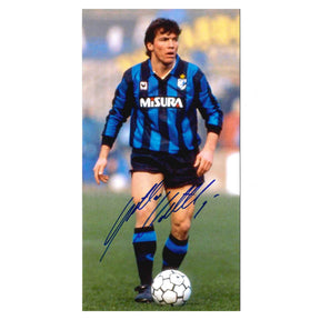 Fotografia autografata Lothar Matthäus Inter 1989-90 su sfondo bianco – maglia Uhlsport Misura – autografo originale pennarello blu – cimelio calcio vintage