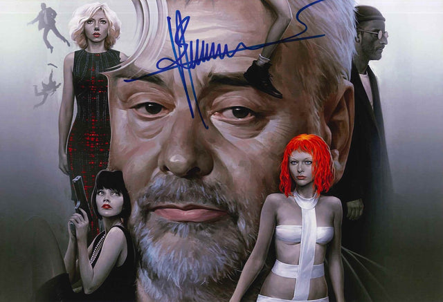 Fotografia autografata Luc Besson – composizione artistica tributo con personaggi di Léon, Il Quinto Elemento, Lucy e Anna – autografo originale pennarello blu – formato 30x20,2 cm – COA incluso