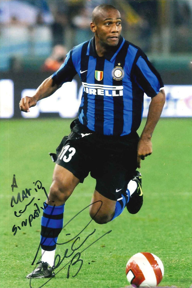 Fotografia autografata Maicon Inter Home Centenario 2008-09 in azione di gioco – maglia Nike Pirelli con patch celebrativa 1908-2008 e scudetto tricolore – numero 13 – autografo originale pennarello nero con dedica A Mario con simpatia