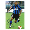 Fotografia autografata Maicon Inter Home Centenario 2008-09 in azione di gioco – maglia Nike Pirelli con patch celebrativa 1908-2008 e scudetto tricolore – numero 13 – autografo originale pennarello nero con dedica A Mario con simpatia