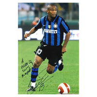 Fotografia autografata Maicon Inter Home Centenario 2008-09 in azione di gioco – maglia Nike Pirelli con patch celebrativa 1908-2008 e scudetto tricolore – numero 13 – autografo originale pennarello nero con dedica A Mario con simpatia