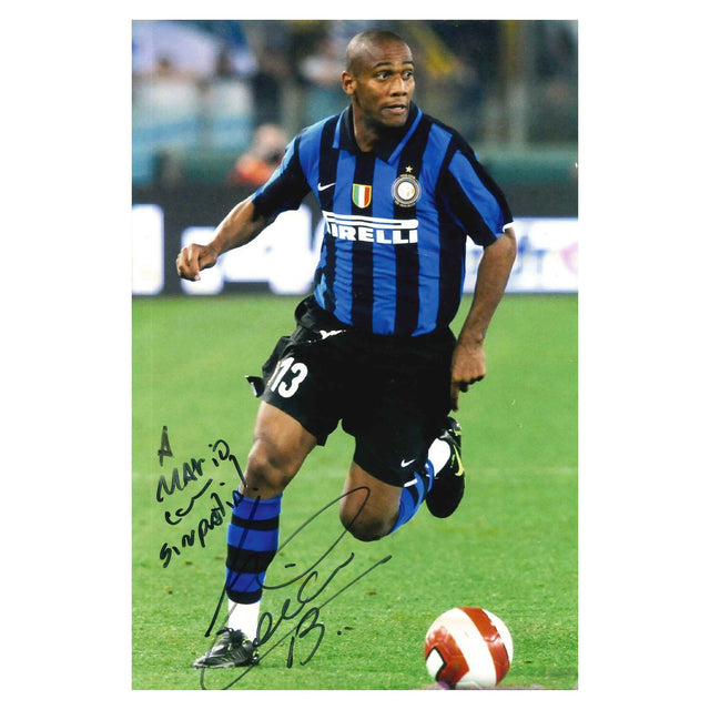 Fotografia autografata Maicon Inter Home Centenario 2008-09 in azione di gioco – maglia Nike Pirelli con patch celebrativa 1908-2008 e scudetto tricolore – numero 13 – autografo originale pennarello nero con dedica A Mario con simpatia
