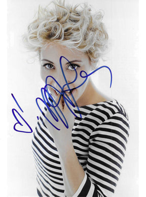 Fotografia autografata Malika Ayane ritratto bianco e nero – autografo blu originale – MTM Memorabilia